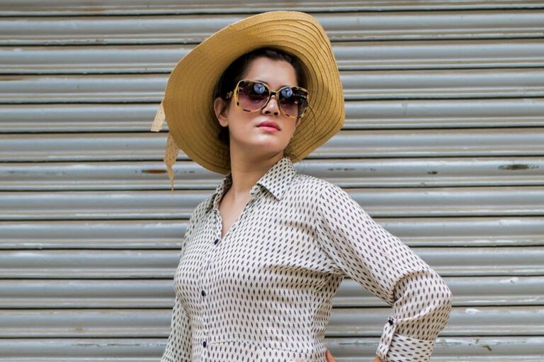 lady with summer hat posing for photo