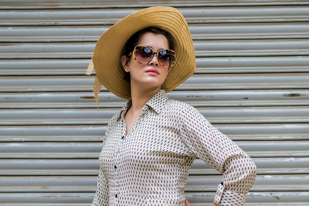 lady with summer hat posing for photo
